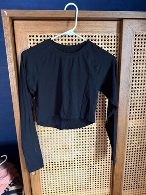 Alphalete Black Cropped Long-Sleeve Crewneck Top